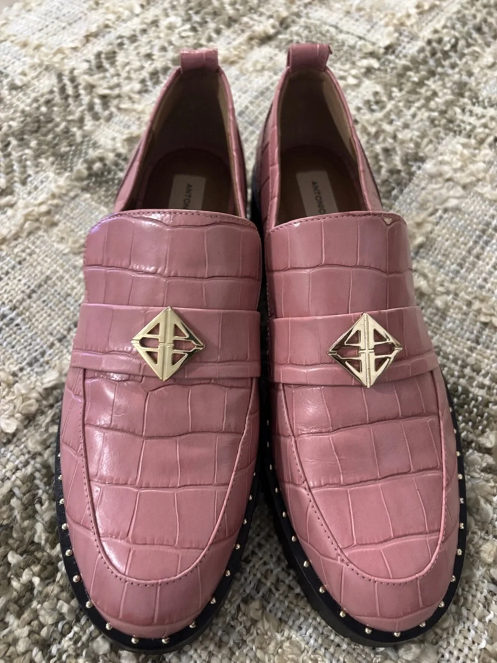 Antonio Melani Pink Croc-Embossed Arrllo Lug Sole Loafers with Gold Accent Sz 9‎